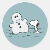 Peanuts | Snoopy Builds A Snowman Ronde Sticker (Voorkant)