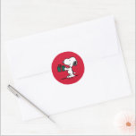Peanuts | Snoopy Kerstcadeau Giver Ronde Sticker<br><div class="desc">Bekijk dit leuke Peanuts Christmas-ontwerp.</div>