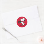 Peanuts | Snoopy Kerstcadeau Giver Ronde Sticker<br><div class="desc">Bekijk dit leuke Peanuts Christmas-ontwerp.</div>