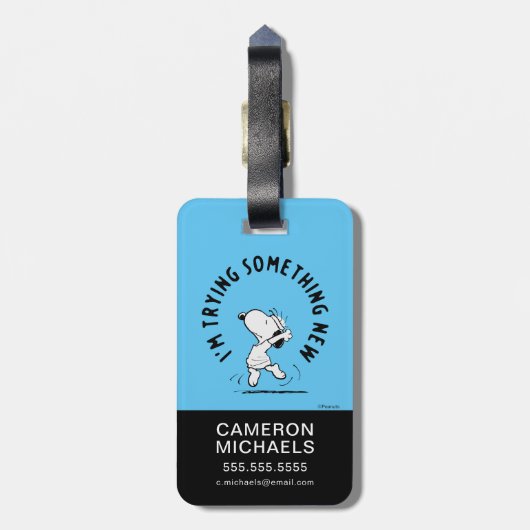 Peanuts | Snoopy probeert iets nieuws Bagagelabel (Achterkant verticaal)