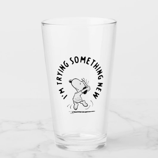 Peanuts | Snoopy probeert iets nieuws Glas (Voorkant)