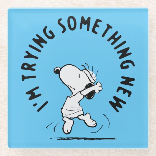 Peanuts | Snoopy probeert iets nieuws Glazen Onderzetter (Voorkant)