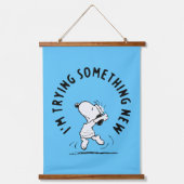 Peanuts | Snoopy probeert iets nieuws Hangend Wandkleed (Voorkant)