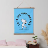 Peanuts | Snoopy probeert iets nieuws Hangend Wandkleed (Slaapkamer)