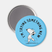 Peanuts | Snoopy probeert iets nieuws Magneet (Voorkant / Achterkant)