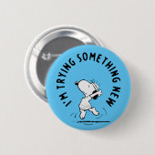 Peanuts | Snoopy probeert iets nieuws Ronde Button 5,7 Cm (Voorkant /achterkant)
