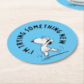 Peanuts | Snoopy probeert iets nieuws Ronde Kartonnen Onderzetter (Gebogen)