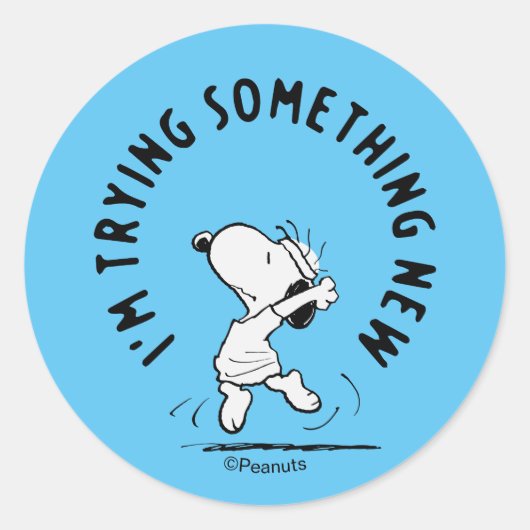 Peanuts | Snoopy probeert iets nieuws Ronde Sticker (Voorkant)