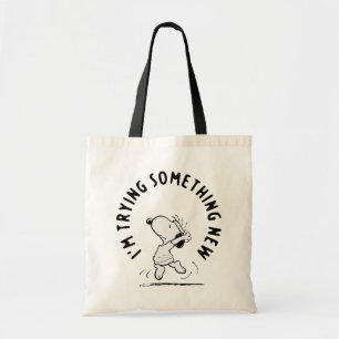 Peanuts   Snoopy probeert iets nieuws Tote Bag