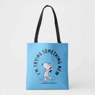 Peanuts   Snoopy probeert iets nieuws Tote Bag