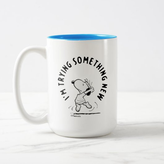 Peanuts | Snoopy probeert iets nieuws Tweekleurige Koffiemok (Links)