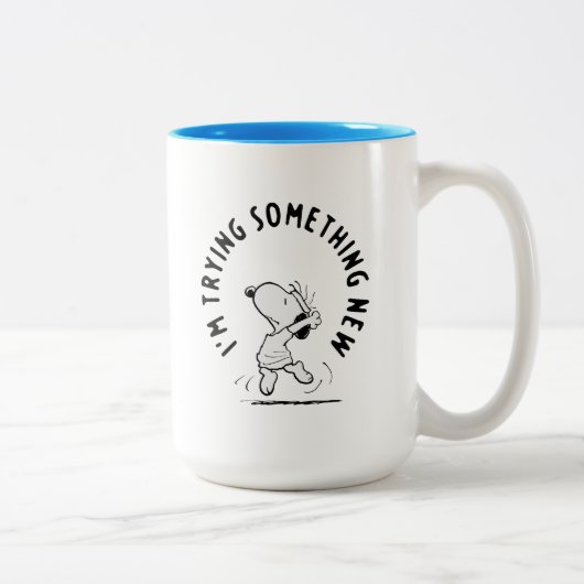 Peanuts | Snoopy probeert iets nieuws Tweekleurige Koffiemok (Rechts)