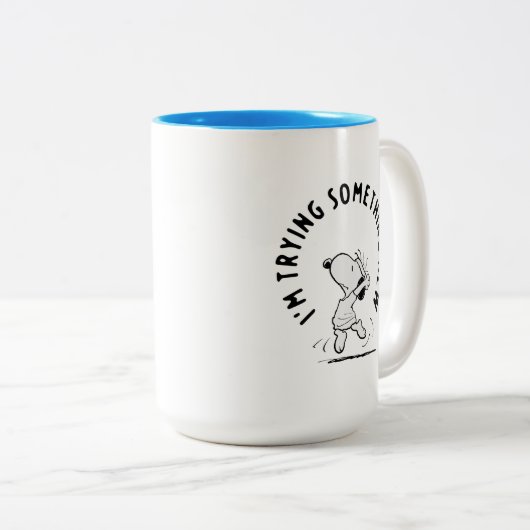 Peanuts | Snoopy probeert iets nieuws Tweekleurige Koffiemok (Voorkant rechts)