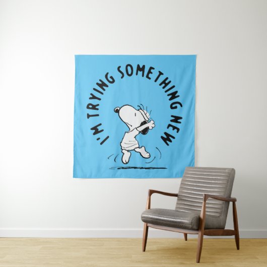 Peanuts | Snoopy probeert iets nieuws Wandkleed (In situ)