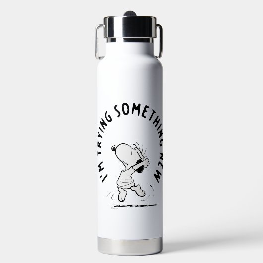 Peanuts | Snoopy probeert iets nieuws Waterfles (Voorkant)
