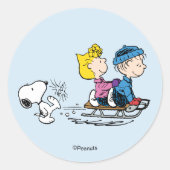 Peanuts | Snoopy, Sally & Linus Sled Riding Ronde Sticker (Voorkant)