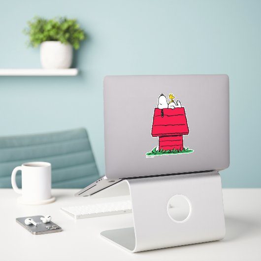 Peanuts | Snoopy & Woodstock Hondenhok Sticker (Laptop op bureau)
