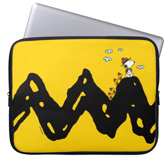 Peanuts | Snoopy & Woodstock Scout Troep Hike Laptop Sleeve (Voorkant)