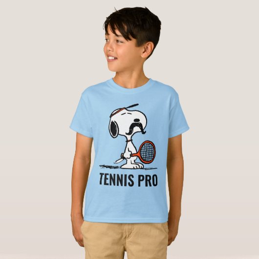 Peanuts | Snoopy's Mustache Tennis spelen T-shirt (Voorkant volledig)
