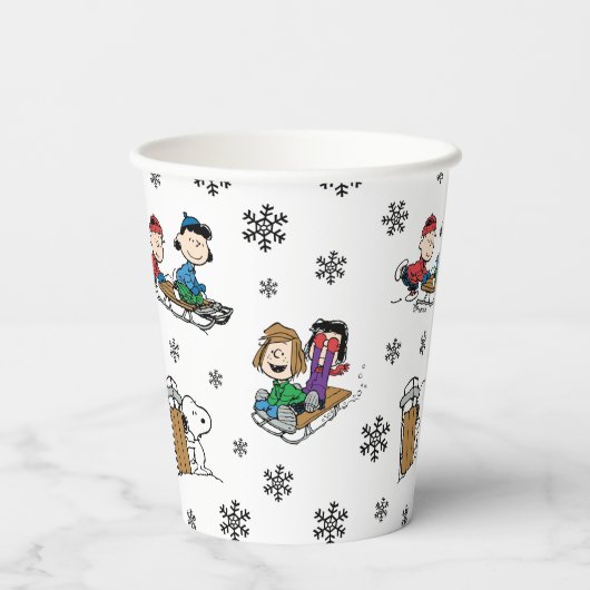 Peanuts | Winter Sleding Fun Patroon Papieren Bekers (Achterkant)