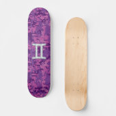 Pearl Gemini Zodiac Symbol op Digital Camouflage Skateboard (Voorkant)
