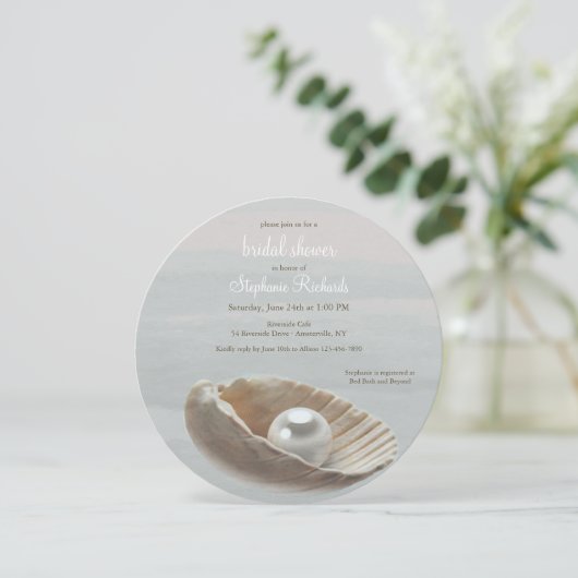 Pearl in Shell Ronde Bruids Douche Uitnodiging (Staand voorkant)