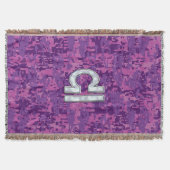 Pearl Libra Zodiac Sign on Fuchsia Digital Camo Deken (Voorkant)