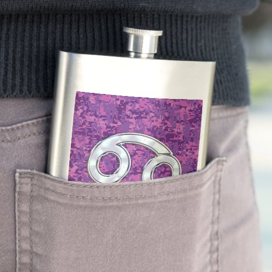 Pearl like Cancer Zodiac Symbol on Digital Camo Heupfles (Voorbeeld)