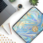 Pearlescent Aqua & Gold Liquid Marble & Monogram Laptop Sleeve<br><div class="desc">Een elegant en modern ontwerp van faux glanzend goud, blauw en waterschoppen die allemaal samen in een vloeibaar marmer/verf vloeiend gieten. Dit kunstwerk werd gemaakt om het gevoel van geodes & marmer te geven, of een vloeibare verf giet kunst. Pas deze laptophoes aan door uw eigen initiaal toe te voegen...</div>