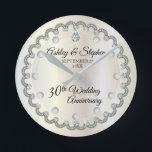 Pearls and Diamonds 30th Wedding Jubileum Ronde Klok<br><div class="desc">Opulent elegance lijsten dit 30e trouwverjaardagsontwerp in een uniek diamantontwerp met midden-traardrudiamant en parelaccenten in plaats van getallen en faux toegevoegde sparkles op een witte gouden gradiënt. Let erop dat alle opschriften gedrukt zijn en alleen gemaakt zijn om zo echt mogelijk te lijken in een vlak, gedrukt ontwerp. Hieronder vallen...</div>