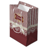 Pearls and Lace Deep Red Stripes Bow and Name Medium Cadeauzakje (Voorkant Gekanteld)