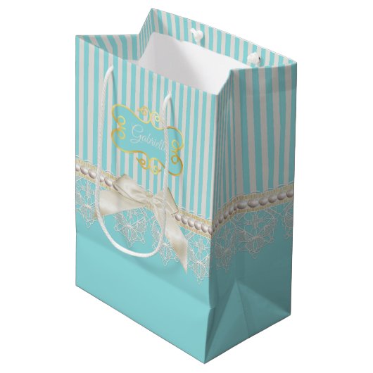 Pearls en Lace Aqua Stripes Cream Bow met naam Medium Cadeauzakje (Voorkant Gekanteld)