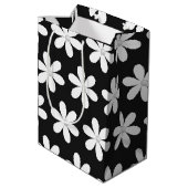 Pearls in Daisies op Black Medium Cadeauzakje (Achterkant Gekanteld)