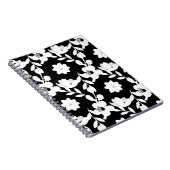 Pearls in witte bloemen op zwart notitieboek (Rechterzijde)