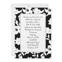 Pearls op zwarte en witte bloemen