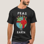 Peas on Earth Funny Holiday Veggie Pun T-shirt (Voorkant)