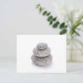 Pebble sculpture op een witte achtergrond briefkaart (Staand voorkant)
