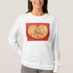 Pectoraal met een menselijk gezicht met oorringen t-shirt