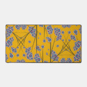 Peculiar Branches Mosterd Desk Mat (Voorkant)