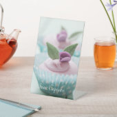 Pedestal Sign Cupcake Reclamebord Met Voetstuk (Insitu)