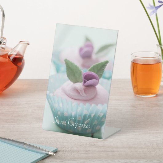 Pedestal Sign Cupcake Reclamebord Met Voetstuk (Insitu)