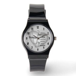 Pediatrisch verpleegkundige met grijs hart horloge