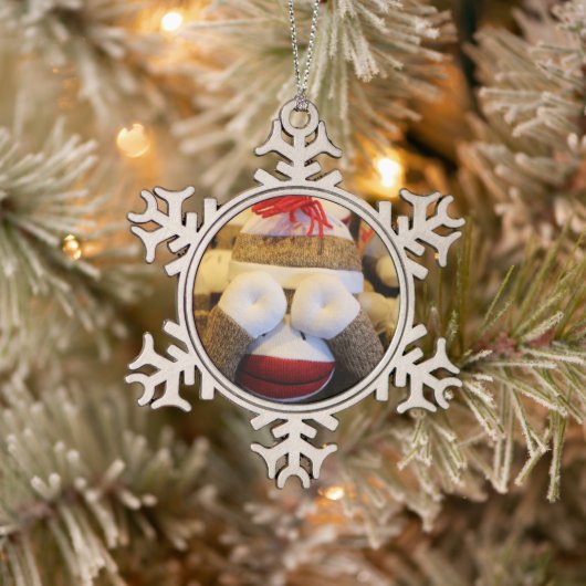 Peek-a-boo Sock Monkey Tin Sneeuwvlok Ornament (Boom)