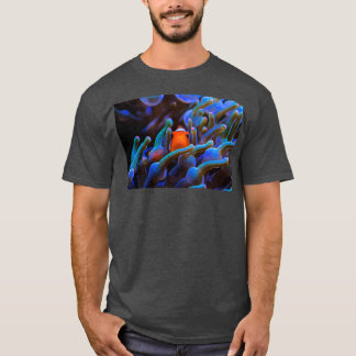 Peeping Clownfish op het koraalrif T-shirt