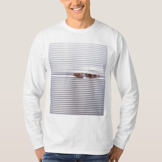 Peering Pryer T-shirt (Voorkant)