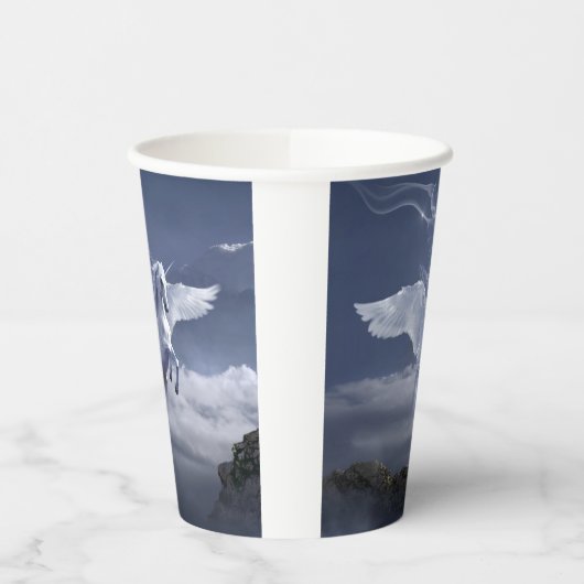 Pegasus tijdens de vlucht papieren bekers (Links)