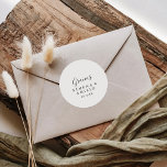 Pegatina Redonda Sencilla de Boda Española Ronde Sticker<br><div class="desc">Esta pegatina redonda sencilla de boda Española es perfecta para una boda moderna. El diseño, sencillo y elegante, presenta una tipografía clásica y linda en blanco y negro. Haga que los pegatinas se etiqueten por su cuenta incluyendo sus nombres, el evento (si procede) y la fecha. Estos pegatinas pueden complementar...</div>