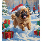 Pekinees Hond Hardlopen In Sneeuw Met Kerst Pet Douchegordijn (Voorkant)