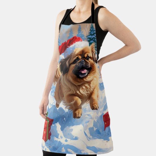 Pekinees Hond Hardlopen In Sneeuw Met Kerst Pet Schort (Insitu)