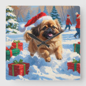 Pekinees Hond Hardlopen In Sneeuw Met Kerst Pet Vierkante Klok (Voorkant)